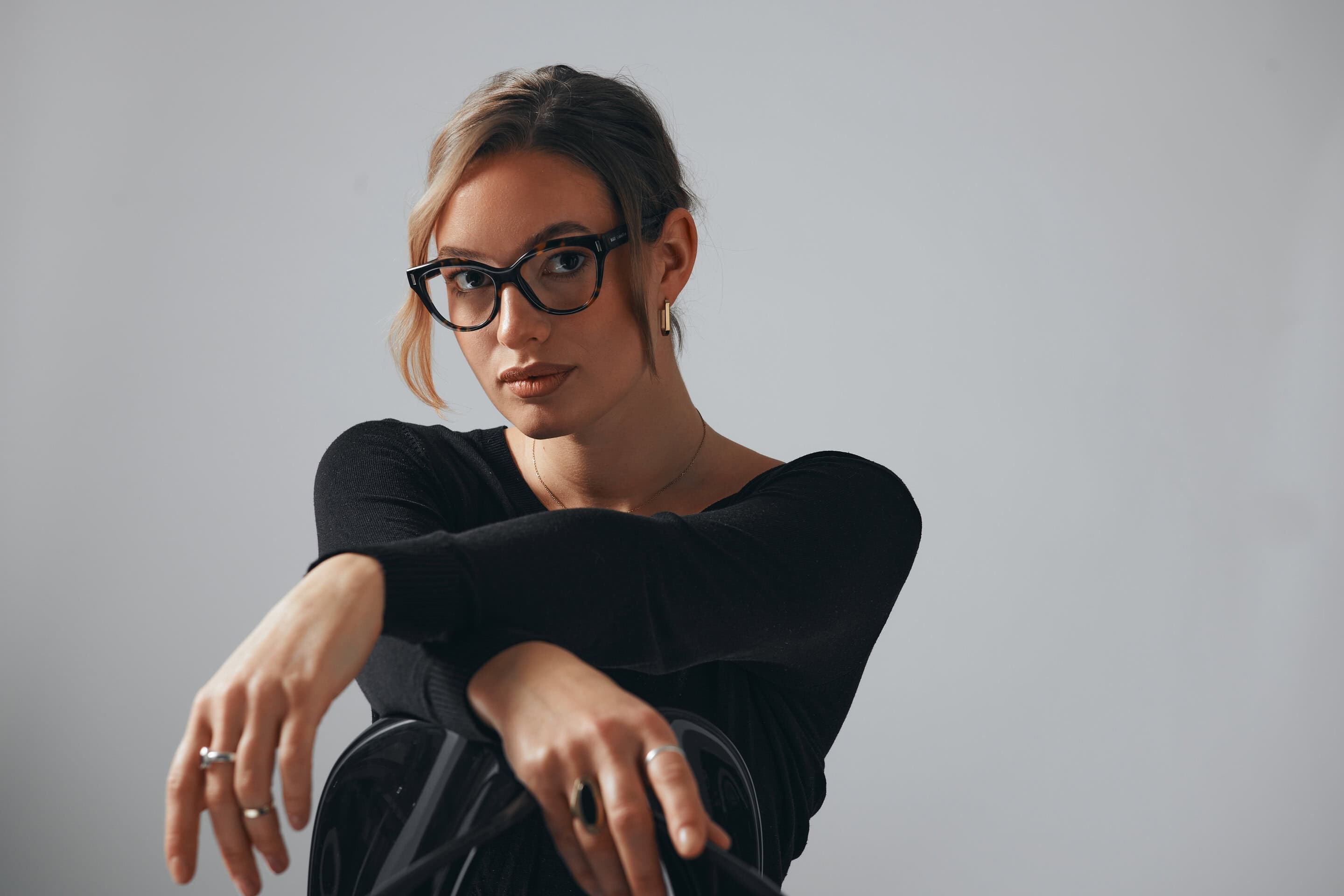 Frau mit schwarzer Brille